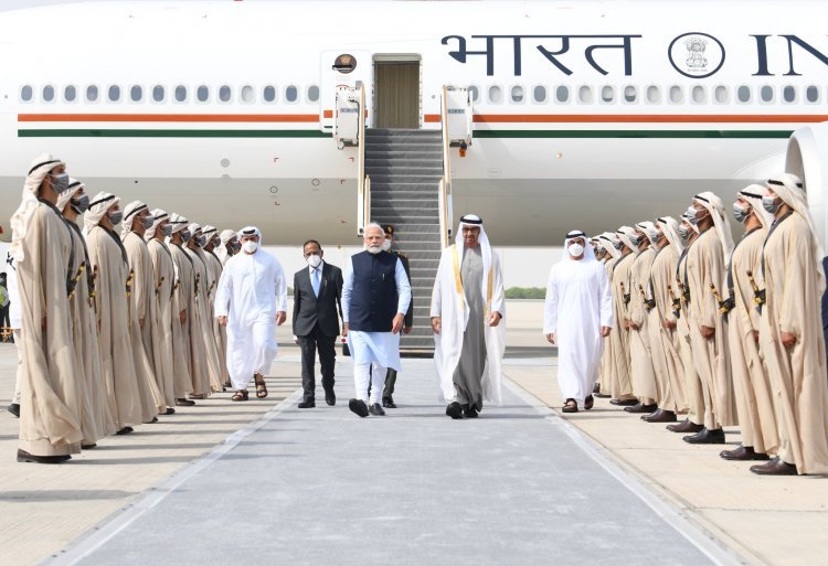 PM Modi at Abu Dhabi| പ്രധാനമന്ത്രി നരേന്ദ്ര മോദി അബുദാബിയിൽ; UAE പ്രസിഡന്റ് നേരിട്ടെത്തി സ്വീകരിച്ചു