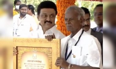 സമ്മാനം കിട്ടിയ 10 ലക്ഷവും കൂടെ 5000 രൂപയും ദുരിതാശ്വാസ നിധിയിലേക്ക് നൽകി CPI നേതാവ്