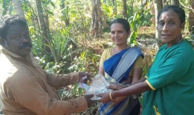 വീട് പണിക്കുള്ള പണം പ്ലാസ്റ്റിക് കവറിലാക്കി സൂക്ഷിച്ചു, ചവറുകളിൽ പെട്ടു, ഹരിതകര്‍മ സേനാംഗങ്ങൾ തിരികെ നൽകി