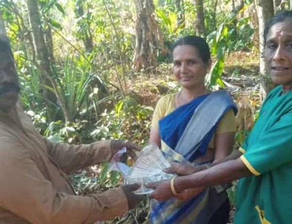 വീട് പണിക്കുള്ള പണം പ്ലാസ്റ്റിക് കവറിലാക്കി സൂക്ഷിച്ചു, ചവറുകളിൽ പെട്ടു, ഹരിതകര്‍മ സേനാംഗങ്ങൾ തിരികെ നൽകി