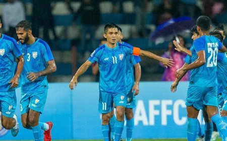 സാഫ് കപ്പ് ഫുട്ബോളില്‍ പാക്കിസ്ഥാനെ മലര്‍ത്തിയിച്ച് ഇന്ത്യ; എതിരില്ലാത്ത 4 ഗോളിന് ജയം; ഛേത്രിക്ക് ഹാട്രിക്