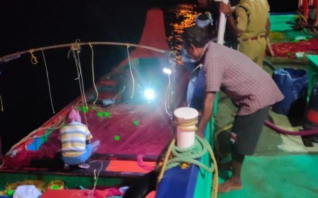 മത്സ്യത്തൊഴിലാളികളെ ഫിഷറീസ് റെസ്ക്യൂ സംഘം രക്ഷപ്പെടുത്തി കരയിലെത്തിച്ചു