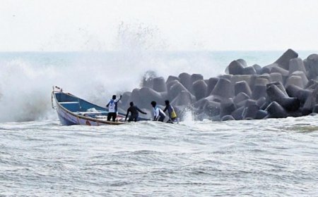 മുതലപ്പൊഴിയിൽ വീണ്ടും അപകടം; മത്സ്യബന്ധന ബോട്ട് മറിഞ്ഞ് 11 തൊഴിലാളികൾ കടലിലേക്ക് വീണു