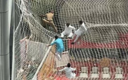 മഹാരാഷ്ട്ര സെക്രട്ടേറിയറ്റിന്റെ മൂന്നാം നിലയില്‍ നിന്ന് ചാടി ഡെപ്യൂട്ടി സ്പീക്കര്‍; ഒപ്പം ബിജെപി എംപിയും മൂന്ന് എംഎല്‍എമാരും