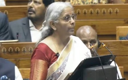 'കേരളത്തിൽ ബസിൽ നിന്നിറങ്ങി ലഗേജുമായി പോകുന്നവർക്കെതിരെയും നോക്കുകൂലി': നിര്‍മലാ സീതാരാമൻ