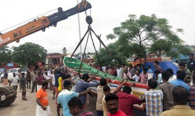 'നാടിന്റെ നാവികസേന'; ലോറിയിൽ ബോട്ട് കയറ്റി മൽസ്യത്തൊഴിലാളികൾ