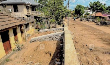 റോഡ്  ഉന്നത നിലവാരത്തിൽ;  കുഴിയിലകപ്പെട്ട് വീടുകൾ