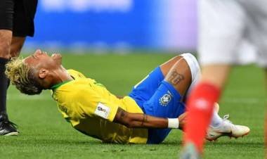 Neymar leaves training session with sore ankle