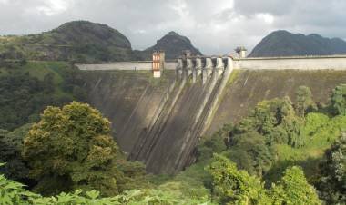 ഇരുപത്തിയാറു വർഷങ്ങൾക്കുശേഷം ഇടുക്കി– ചെറുതോണി അണക്കെട്ടിന്റെ ഷട്ടർ തുറന്നു