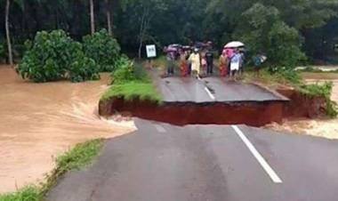 മലപ്പുറത്ത് നാട്ടുകാര്‍ നോക്കി നില്‍ക്കേ റോഡ് രണ്ടായി മുറിഞ്ഞ് ഒലിച്ചു പോയി