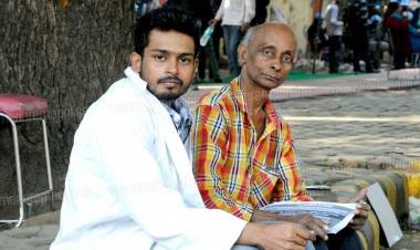 പഠിച്ച പണിയെടുക്കാന്‍ ജീവിതസമരം; കൊടുംതണുപ്പില്‍ ഒരച്ഛനും മകനും