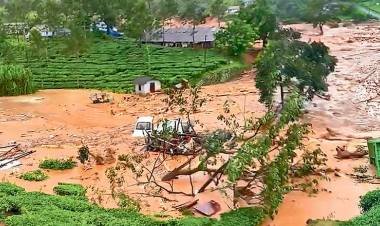 കേരളത്തിൽ വെള്ളിയാഴ്ചയും കനത്ത മഴ തുടരുന്നു. പ്രധാന പട്ടണങ്ങളിലെല്ലാം വെള്ളം കയറി.