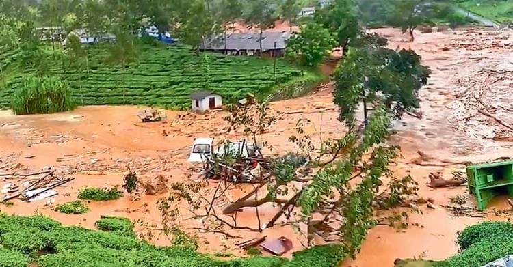 കേരളത്തിൽ വെള്ളിയാഴ്ചയും കനത്ത മഴ തുടരുന്നു. പ്രധാന പട്ടണങ്ങളിലെല്ലാം വെള്ളം കയറി.