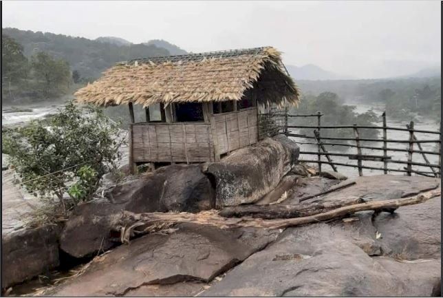 അതിരപ്പിള്ളിയില്‍ പ്രളയത്തിലും കുലുക്കമില്ലാതെ നിന്ന ഷെഡിന്റെ രഹസ്യം ഇതാണ്...